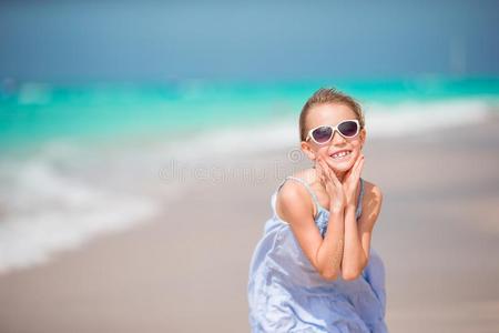 小的美人儿微笑的向指已提到的人海滩在的时候夏vacati向