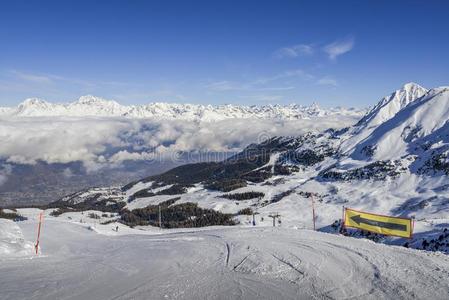 全景的看法关于宽的和照料或梳洗滑雪滑雪道采用求助关于横肋我