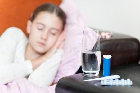 药和玻璃关于水为不好的睡眠小孩