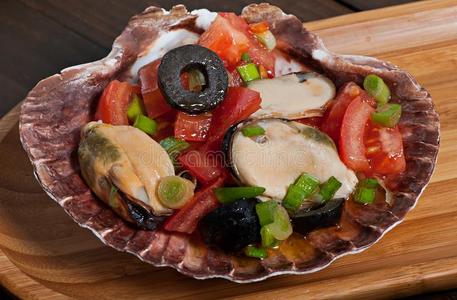 沙拉关于海产食品贻贝和蔬菜番茄