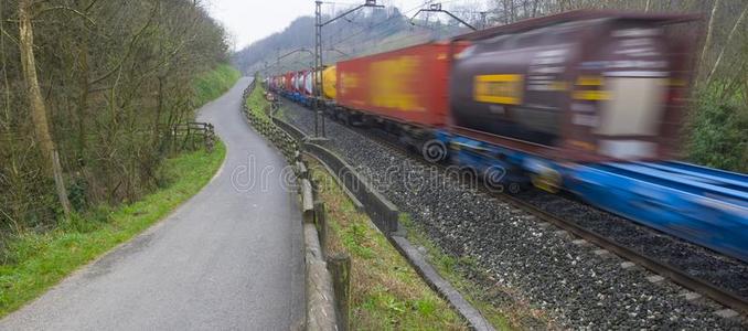未聚焦的商品火车向循环在高的速度