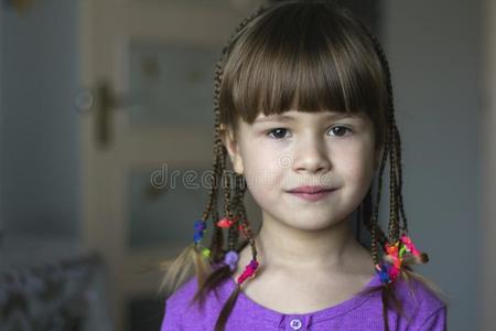 肖像关于漂亮的小的女孩和小的发辫