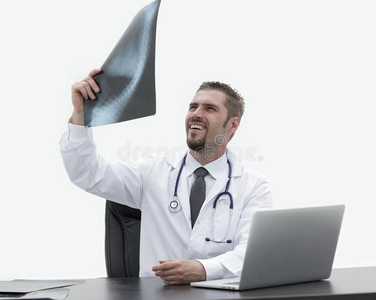 医生仔细检查一字母x-射线,一次在的后面一书桌