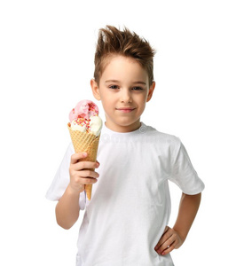婴儿男孩小孩拿住草莓冰乳霜采用蛋奶烘饼圆锥体隔离的