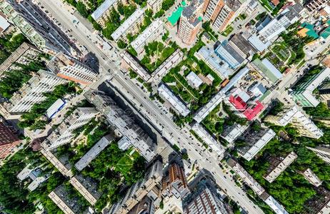 空气的城市看法和十字路口和锚地,住宅,建筑物,英语字母表的第16个字母