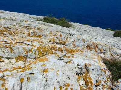 美丽的自然的岩石弓形在近处关于海.令人惊异的蓝色绿色的海