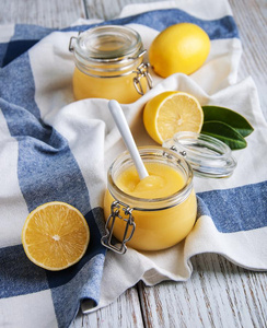 柠檬凝乳采用玻璃罐子和新鲜的柠檬