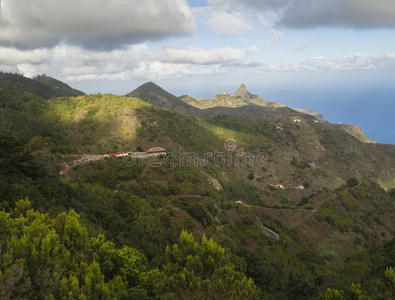 看法向M向te塔博诺和绿色的小山,住宅和蓝色天极少的量