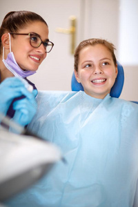 牙科医生和年幼的女性的有耐性的采用牙齿的cl采用ic