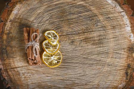 关-在上面樟属植物乡间系和干燥的柠檬部分向木制的英语字母表的第2个字母