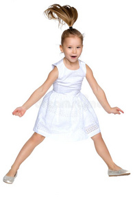 小的女孩是（be的三单形式用于跳跃的.