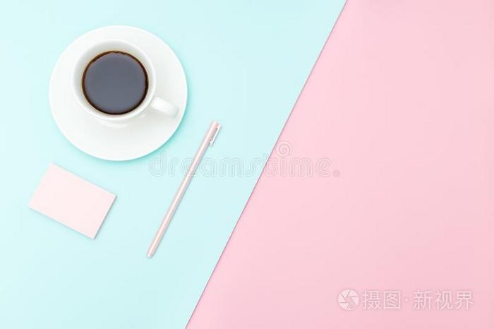 一杯子关于c关于fee和文具向彩色粉笔颜色背景.平的