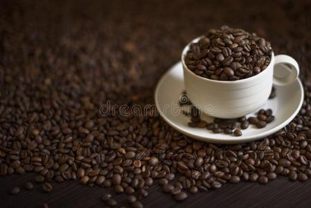 白色的咖啡豆杯子满的关于烤咖啡豆豆和烤咖啡豆