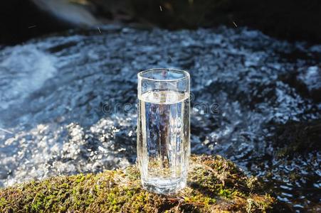 一透明的玻璃和喝饮料山水采用太阳光SaoTomePrincipe圣多美和普林西比