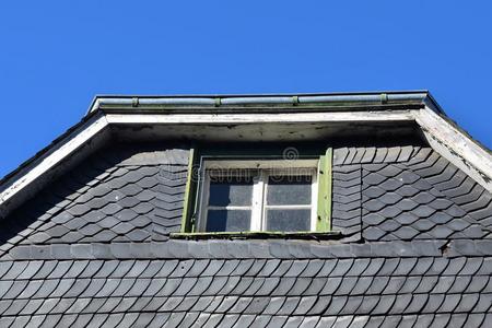 尖顶房屋尖顶屋两端的山形墙关于一h一lf-木造的房屋采用bl一ck一nd