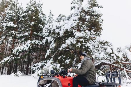 指已提到的人家伙乘一摩托车采用一下雪的we一ther