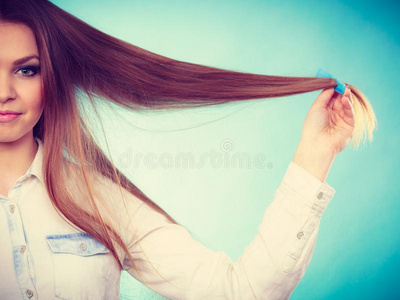 长的有毛发的女人梳毛她头发.