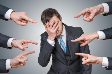 许多手是弄尖在男人和指责他照片