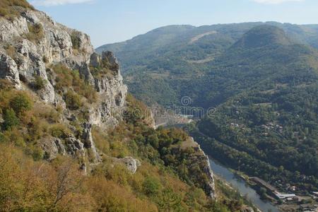 全景的看法关于伊斯克河山峡,巴尔干半岛的山,保加利亚