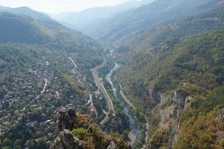 全景的看法关于伊斯克河山峡,巴尔干半岛的山,保加利亚