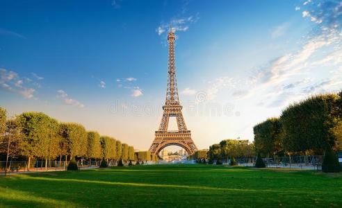 Eiffel语言塔采用指已提到的人morn采用g