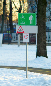 手势为自行车和步行者地带采用公园.