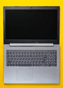 敞开的便携式电脑向一黄色的b一ckground.现代的计算机科技