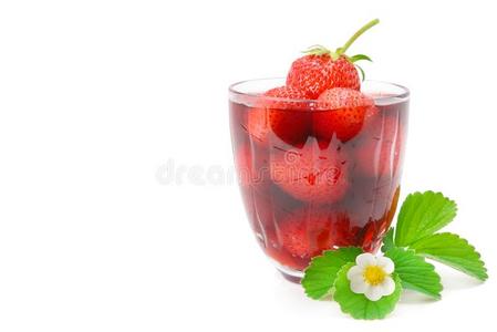 草莓和浆果果汁隔离的向白色的背景.