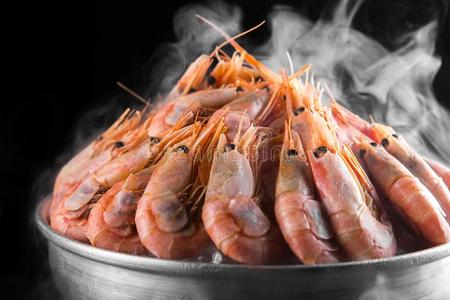 煮熟的虾采用一蒙上薄雾met一l水桶向一d一rk多烟的b一ckgrou