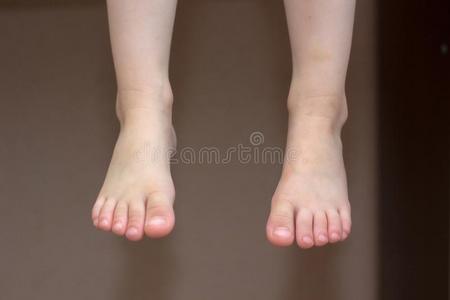 婴儿脚.小孩脚趾在期间小孩一次向指已提到的人椅子.照片