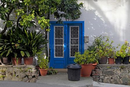 酿酒的蓝色门和花盆采用卡科佩特里亚村民,塞浦路斯