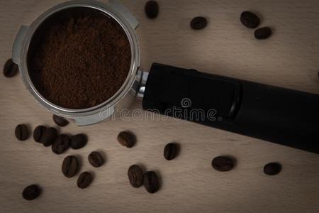 浓咖啡咖啡豆滤波器和捣固地面准备好的向是插入的我