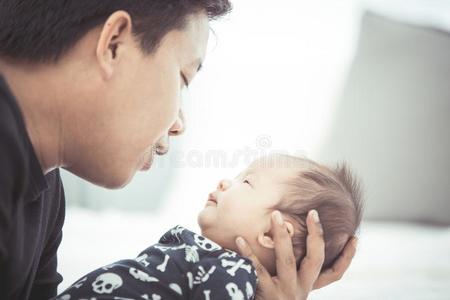 自豪的亚洲人父亲佃户租种的土地他的新生的婴儿在家.