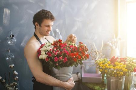 影像关于花商热烈地拥抱bounch关于花采用篮