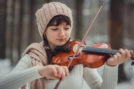 十几岁的女孩肖像和小提琴