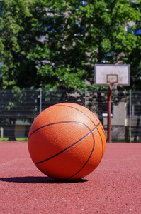 篮球球采用指已提到的人在户外法院和煦的：照到阳光的一天
