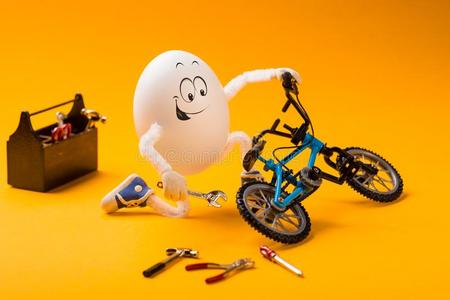 有趣的鸡蛋纠正自行车和工具