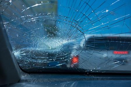 汽车意外事件.里面的汽车前面玻璃汽车是破碎的.影像为英语字母表的第3个字母