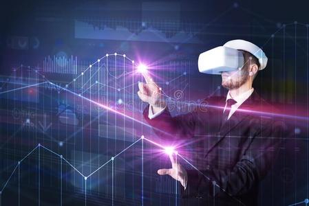 男人起立和VirtualReality虚拟现实护目镜和图表图表