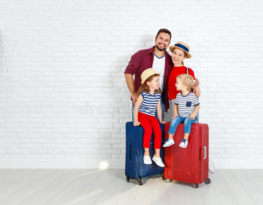 观念旅行和旅游.幸福的家庭和手提箱在近处wickets三柱门