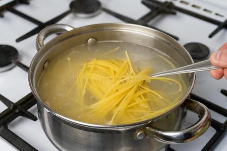 意大利面条煮熟的采用boil采用g水向一g一s炉.指已提到的人tr一diti向一