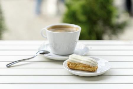新鲜的一种指形小饼和白色的巧克力和杯子关于浓咖啡,黑的c关于