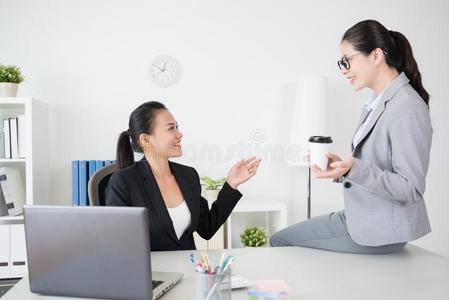 亚洲两个人聊天图片