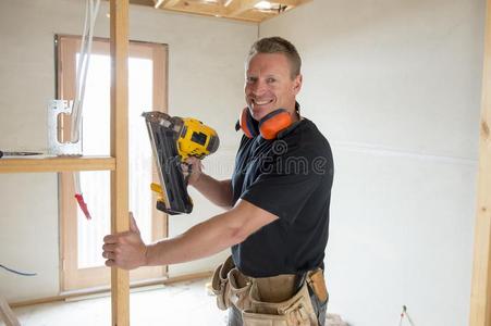 有魅力的和确信的构造器木工或建设者男人令马停住的声音