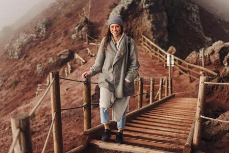 女孩爬指已提到的人小路向指已提到的人山