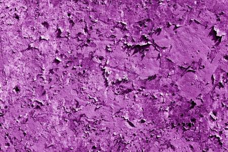 蹩脚的水泥墙质地采用紫色的颜色.