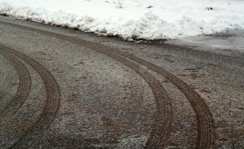 汽车小路向下雪的路.