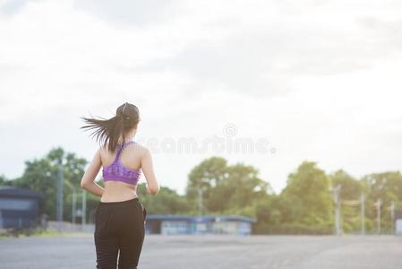 年幼的女人赛跑者是（是的三单形式慢跑向指已提到的人大街是跑步为锻炼