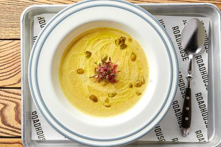 健康的正餐和南瓜汤-浓汤serve的过去式采用白色的碗