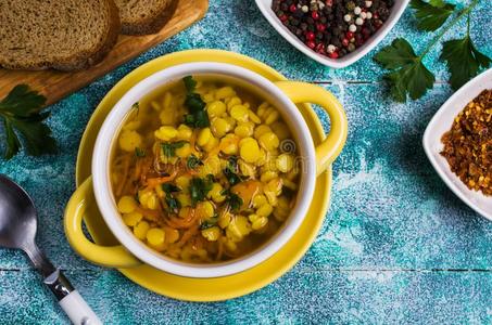 黄色的豌豆汤照片